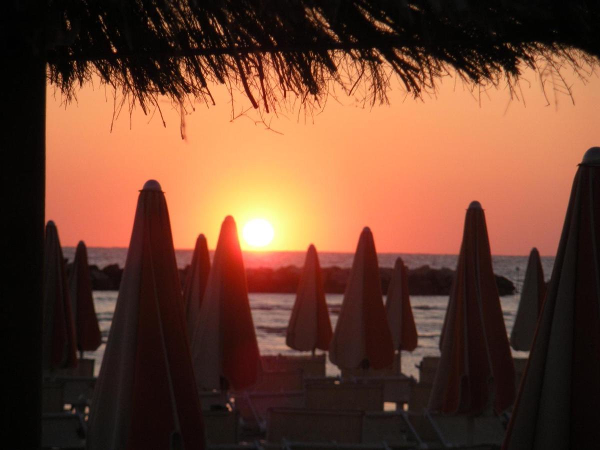 Hotel Villa Aurora Bellaria-Igea Marina Esterno foto